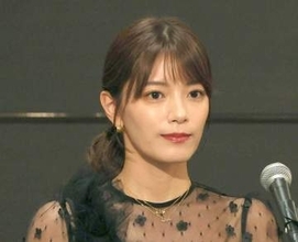 「完全自腹」でW杯日本を生観戦→8頭身美が会場で際立ったテレ朝美女アナ「形が綺麗すぎるワンピ」で収録　162cmの三谷紬アナ