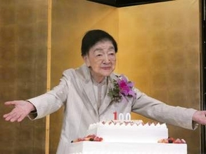 ええっ今こんな姿に！TVから消えた「渡鬼」女優　金髪＆赤リップで出席「うわぁ♥」「スタイリッシュ」石井ふく子さん誕生会