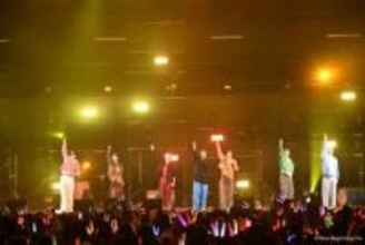 人気グループのメンバー　フェス中のアームレスリング企画で右腕負傷　会場は歓声から沈黙に　出演キャンセル　急きょ企画変更