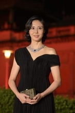 松嶋菜々子53歳誕生日に「鎖骨に沿うように計算されている」豪華ネックレスで登場　思い出のジュエリーも語る