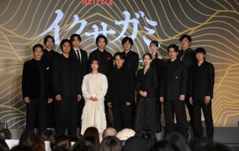 吉岡里帆　今年流行のワンショル黒ドレスで登場　気温13度「寒いですね」と笑顔