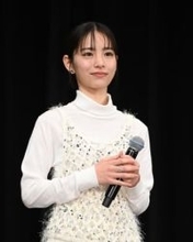 當真あみ＆嵐莉菜　大学キャンパスに登場！学生たちの「かわいい～！」の大絶叫を浴びて笑顔
