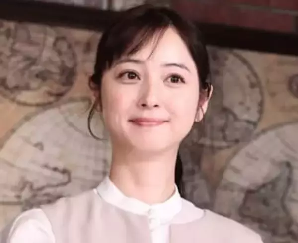 「お財布なの？」「指輪気になる」「指まで美しい」佐々木希　ヴィトンの新財布で「気分も明るく♡」