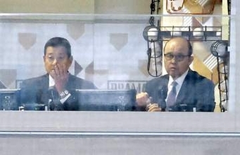 サゲてナンボ！さらけ出してナンボ！岡田前監督にみる大阪人の“笑”サービス精神　山本浩之アナコラム