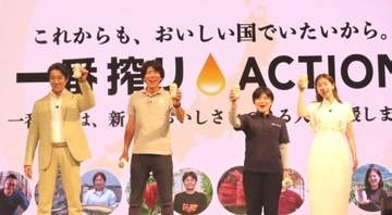 堤真一と小芝風花　北陸産ウニをつまみに「みんなで乾杯！」と弾ける笑顔「おいしい食べ物とお酒で人を笑顔にする」