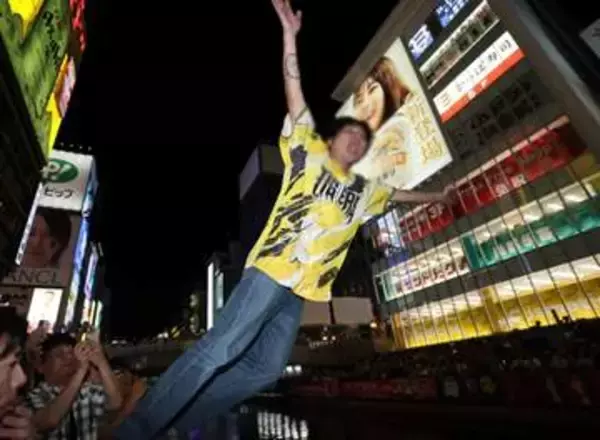 道頓堀で阪神Vのダイブ始まる　優勝の瞬間、立て続けに5人ドボン　虎党狂喜乱舞！警官800人超厳戒態勢のすき突く