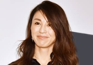 こんな53歳いる？！パリ在住・雨宮塔子　がっつりオフショル×デニム着こなし「めっちゃ綺麗」ほっそ！