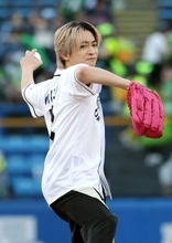 Hey！　Say！　JUMP　知念侑李が始球式　暴投に「めちゃくちゃ悔しい」「50点」
