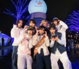 多国籍7人組グループ・NAZEが渋谷降臨　デビュー前でもファン多数駆けつける　タイ出身ターンは初イルミに感激