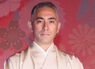「だんだん麻央さんに似てきた」「麻央ちゃんも一緒に」團十郎　2人の子供と散歩「大きくなって」「後ろ姿に品が」