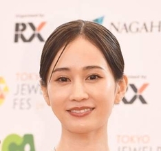 ずり落ちないのスゴい！前田敦子　後ろも凄い黒ドレスで授賞式登場　同席女優も「ほんっと～に綺麗♥」34歳の魅力溢れる