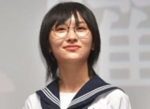 メガネも外し、セーラー服も…新しい学校のリーダーズ・SUZUKA、イメージ激変ショットを公開