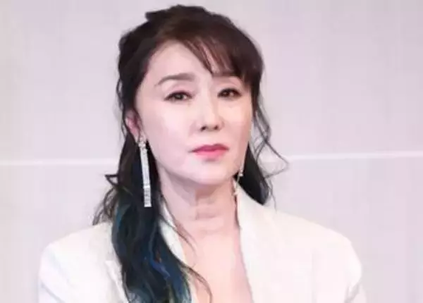 左足首骨折の松本明子は「普段通りに元気で明るく」お見舞いの浅野ゆう子が近況明かす　車いす姿のツーショットも