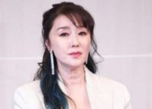 左足首骨折の松本明子は「普段通りに元気で明るく」お見舞いの浅野ゆう子が近況明かす　車いす姿のツーショットも