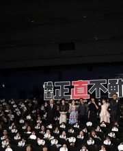 マジで何歳！？「正直不動産」舞台挨拶に現れた　左側に美しすぎる年齢不詳女優　映画にも衝撃「めちゃくちゃ綺麗」「美しさに慄いた」「年齢をぐくって驚愕」