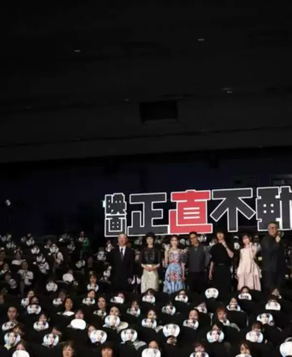 マジで何歳！？「正直不動産」舞台挨拶に現れた　左側に美しすぎる年齢不詳女優　映画にも衝撃「めちゃくちゃ綺麗」「美しさに慄いた」「年齢をぐくって驚愕」