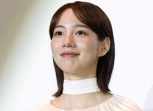 「最高にステキ」「ますます美人に」「コンストラストが綺麗」のん　ドラマオフショで着こなした姿に反響