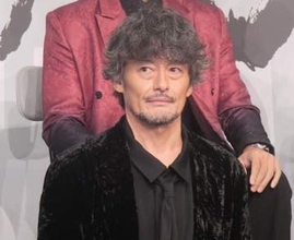 おおっ、柴田勝家殿！「一目惚れ」ツナギ衣装で会見登場　ヨウジヤマモトをモデル顔負け渋い着こなしで披露