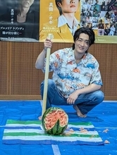 真田ナオキ　人生初のスイカ割りでヒット祈願「かすったけど、曲はヒットさせるように…」