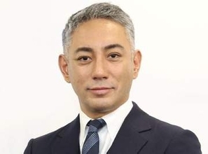 團十郎　ベネチア入り　短パン＆スリッポンにヴィトン2つ持ち　圧倒オーラの旅慣れ感「リラックススタイルにヴィトンが素敵」