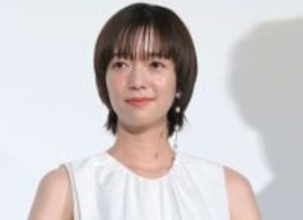 「めちゃくちゃバンドマンぽい！」佐藤栞里のギターケース背負った姿に「最高にお似合い」