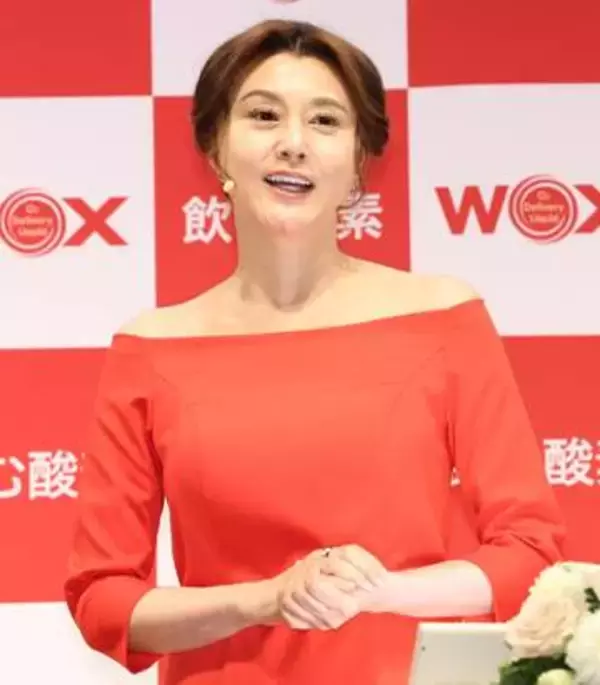 美麗赤ドレスで登場の藤原紀香　座り姿も立ち姿勢も隙なし！全てが神レベル　10cm超ピンヒールで颯爽「ミトコンドリア」元気論