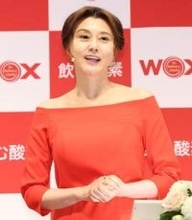 美麗赤ドレスで登場の藤原紀香　座り姿も立ち姿勢も隙なし！全てが神レベル　10cm超ピンヒールで颯爽「ミトコンドリア」元気論