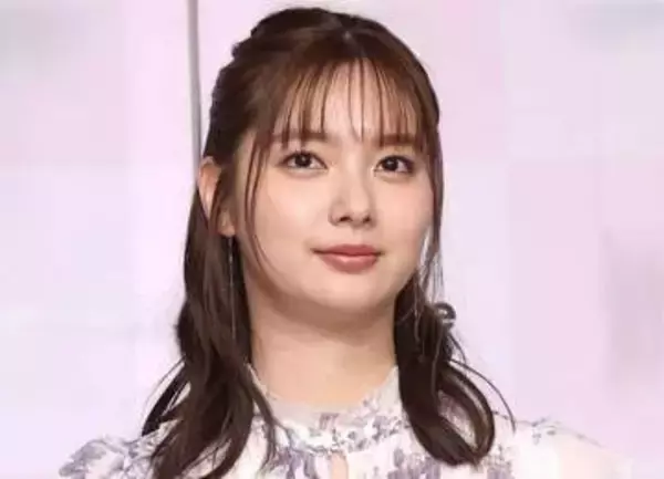 新川優愛　白T×メガネ圧巻ビジュに絶賛の声「めっちゃ可愛いんですけど！」「メガネの女神」