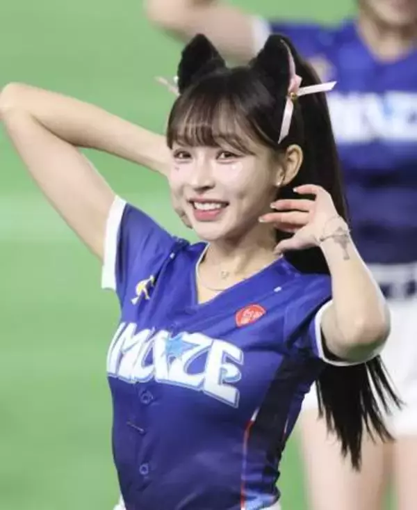 「人魚姫ですか？」台湾の美女チア　リン・シャンが激変！水色ぱっつんロングヘア　オフショル衣装でクールな表情→日本のファン騒然「違った一面ですね！」