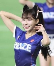 「人魚姫ですか？」台湾の美女チア　リン・シャンが激変！水色ぱっつんロングヘア　オフショル衣装でクールな表情→日本のファン騒然「違った一面ですね！」