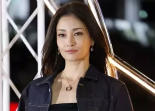 黒木メイサ、美しすぎるデコルテ→驚きの逆さアングルに「いつも綺麗」「カッコイイと可愛いの大渋滞」