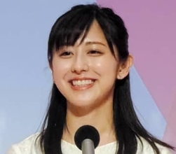 「横顔もたまらんッ」「くだけた感じが素敵！」斎藤ちはるアナ「リラックスモード」妹が撮影の私服オフに反響