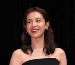 「道ですれ違ったら腰抜ける」反響の33歳女優　高級時計で引き算美！　23年結婚→24年独立＆改名