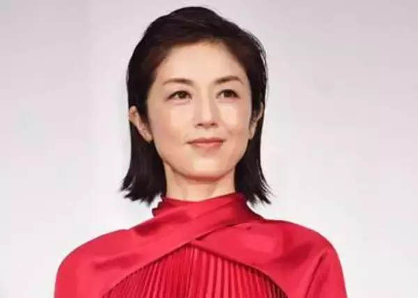 商店街に人気女優が！「女優オーラ出まくり♥」「パリかと」「顔ちっちゃ」薄化粧にシャネルの洗練装い「娘とぶらぶら」