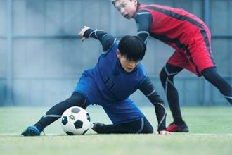 実写版「ブルーロック」は「国宝」のサッカー版　「人間ができるプレーのギリギリ」追及→「スラダン」参考「『少林サッカー』ではない」　主演・高橋文哉が松井大輔氏と1年半のサッカー特訓も