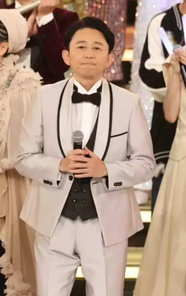 紅白　有吉弘行が不審行為　まさか場面でドサクサ1回犯行か→疑われる一瞬が後半に　吉村は手元だけカメラ映らずNHKブロック？