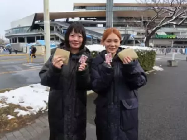 SHISHAMOがJ開幕戦で「ししゃも焼」配布　始球式でも「ツインシュート」さく裂