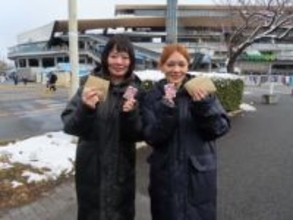 SHISHAMOがJ開幕戦で「ししゃも焼」配布　始球式でも「ツインシュート」さく裂