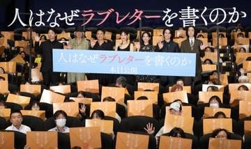 綾瀬はるか　究極のシンプル黒ドレスで舞台挨拶　ポニテ＆イヤーカフだけで圧倒的オーラがさすがすぎる！