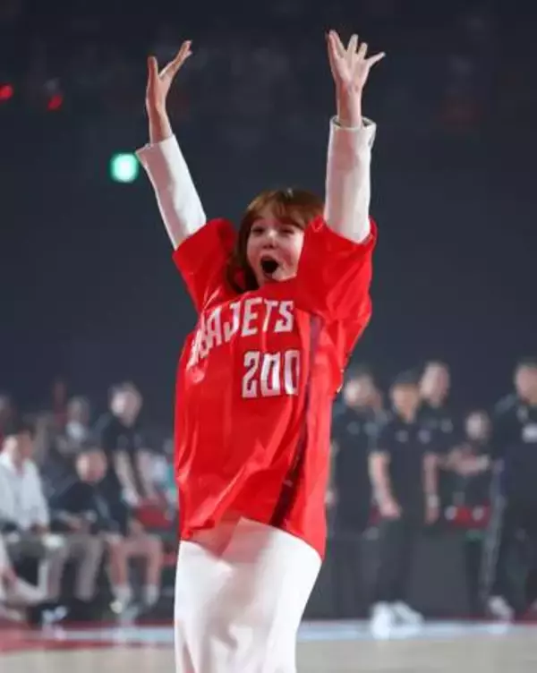 篠崎愛「サテライトオフィス！」ポーズに会場熱狂　Bリーグで始球式に登場