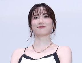 ワォ！歩いたら…白ドレスじゃなかった！久々姿の永野芽郁　意外な装いで視線クギ付け　お値段もエグい世界的ブランド着こなす