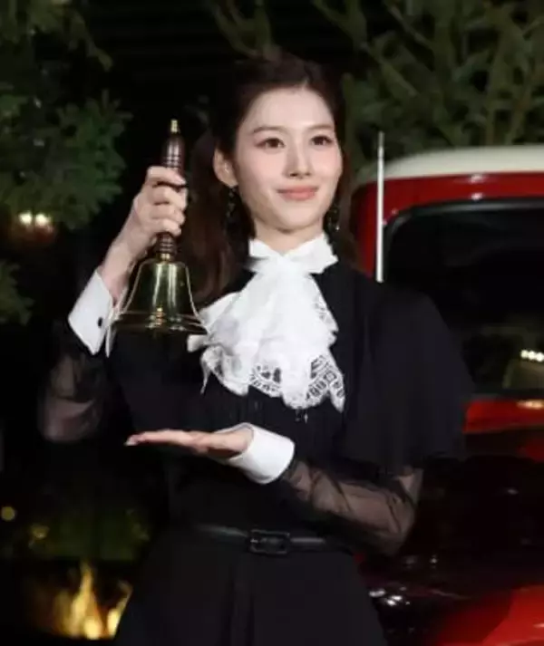 TWICE・SANA　背中大胆見せドレスでエレガントに「ホリデーにぴったり」