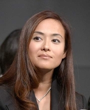 アレジ氏との事実婚「解消」発表から2カ月、後藤久美子が撮影に　52歳近影が美しすぎ！イケメン長男もスタジオで立ち会っていた