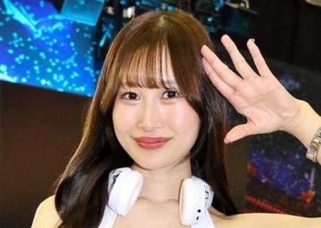 ニコニコ超会議は人気レースクイーンの川井栞　SANYOブースに降臨　笑顔で応対中