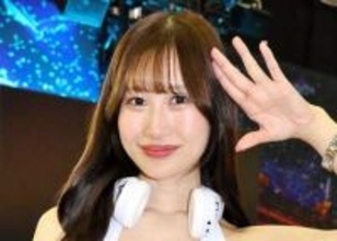 ニコニコ超会議は人気レースクイーンの川井栞　SANYOブースに降臨　笑顔で応対中