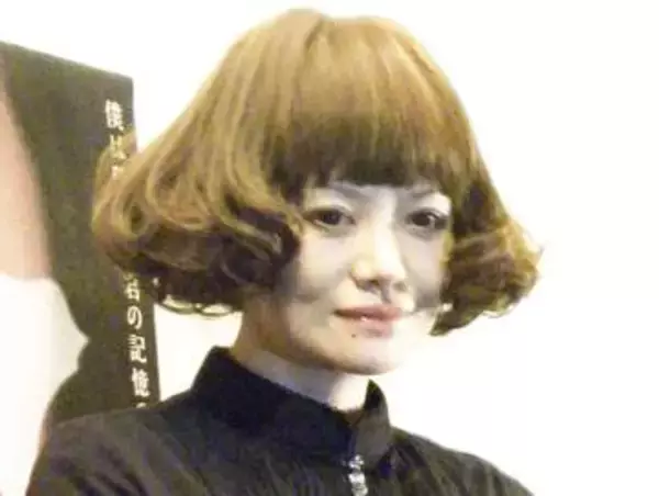 63歳女優、目の覚めるブロンズヘアでTV久々登場　夫は22歳年下「ラブラブとかそういうのは一切ない」