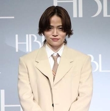 菊池風磨　後ろで束ねたヘアスタイルで登場　新CMでは眉毛をアピール「高校生の時は薄ければ薄いだけいいと思っていた」