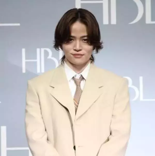 菊池風磨　後ろで束ねたヘアスタイルで登場　新CMでは眉毛をアピール「高校生の時は薄ければ薄いだけいいと思っていた」