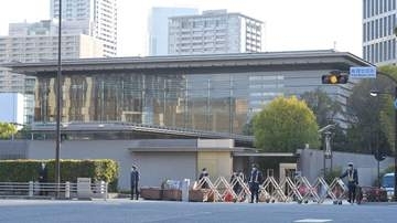 疑惑の簗農相が辞表　突然テレビ全局が中継画面に　質問途中2分で打ち切り、記者団に追われる
