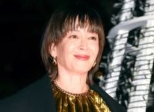 脱げそう！？　宮沢りえの黒ドレスに騒然　肩紐落ちかけギリギリ「肩紐でザワザワ」「気になってしょうがない」